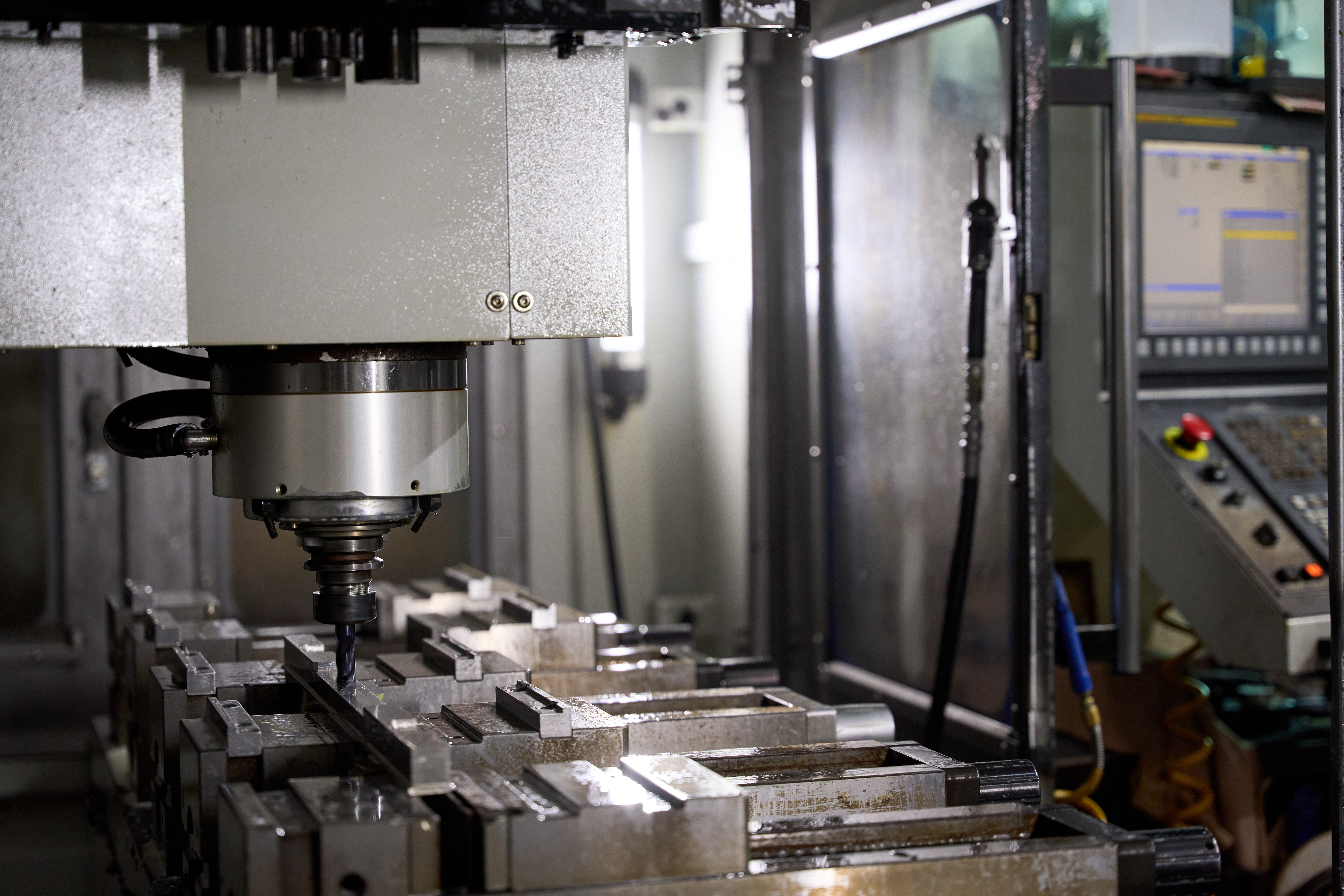 CNC milling machine demonstrating the advantages of CNC milling for precision manufacturing.